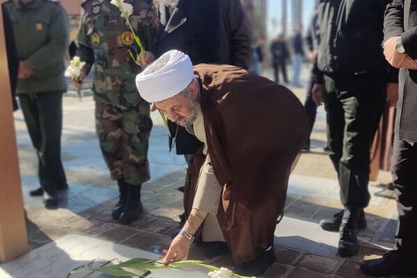 آیین گلباران مزار شهدا با حضور مسئولان شهرستان رباط‌کریم