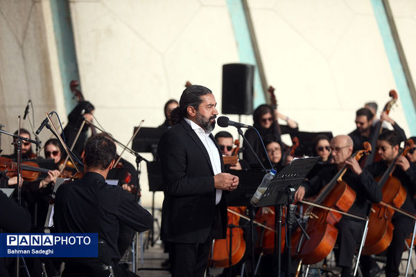 اجرای ارکستر سمفونیک تهران در میدان آزادی