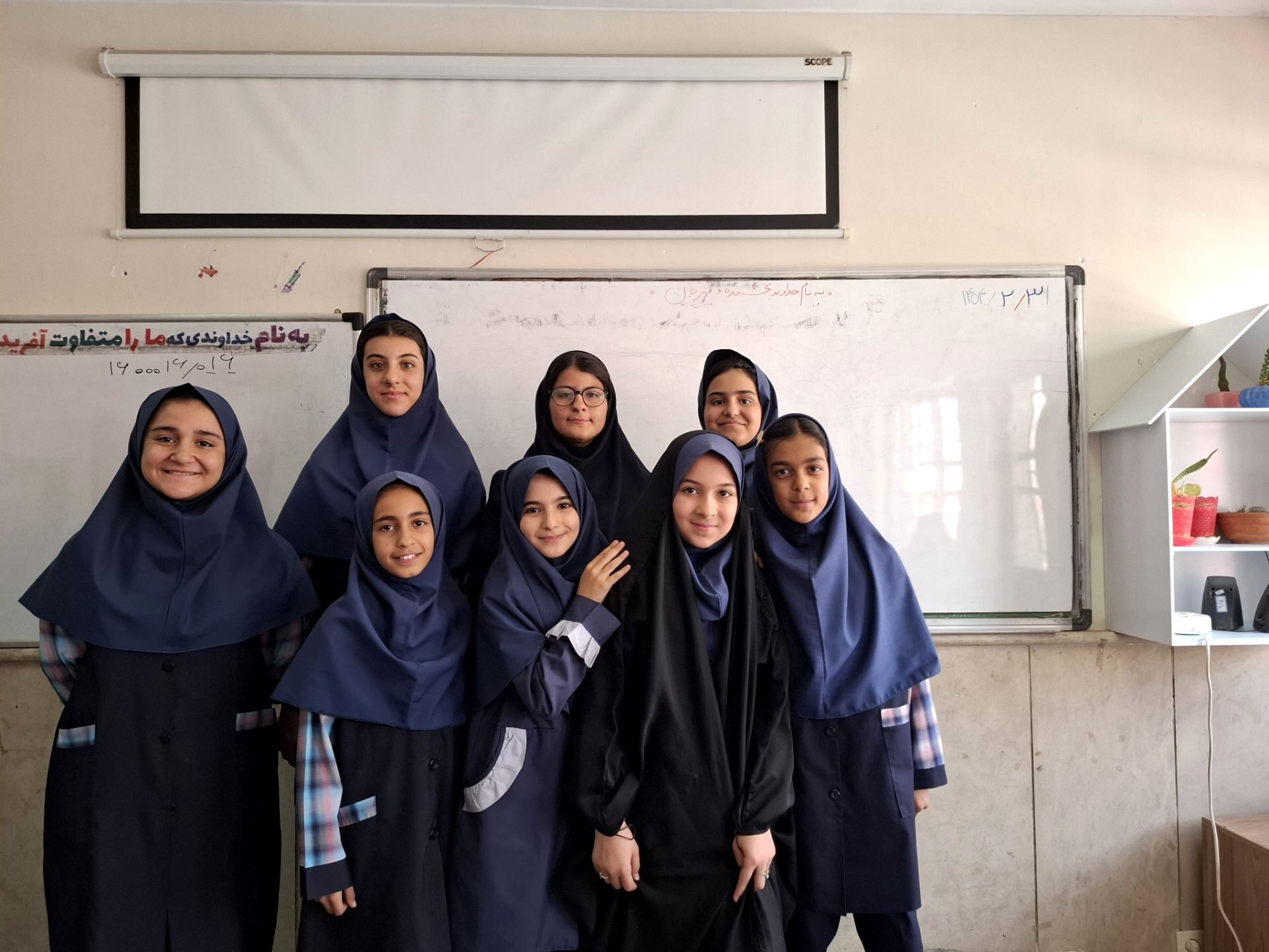 عکس یادگاری دانش‌آموزان مدرسه نرگس منطقه پردیس