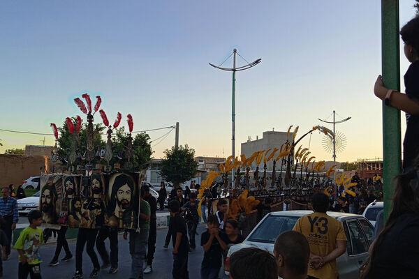 استقبال از ماه محرم با آیین سنتی چاووش‌خوانی در شهر بهمن