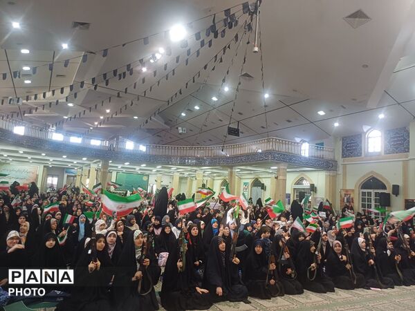 تجدید بیعت دختران وطن با آرمان‌های انقلاب در حسینیه امام