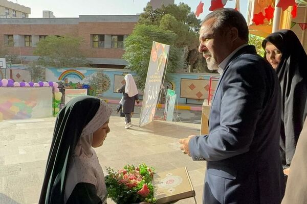 گرامیداشت هفته دفاع مقدس در دبستان طواف و معماریان ناحیه دو شهرری 
