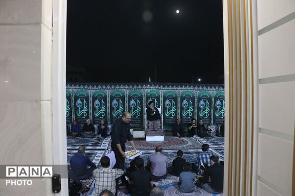 روضه‌خوانی کنار ریل قطار یزد؛ آیینی متفاوت در مسیر عبور شهروندان