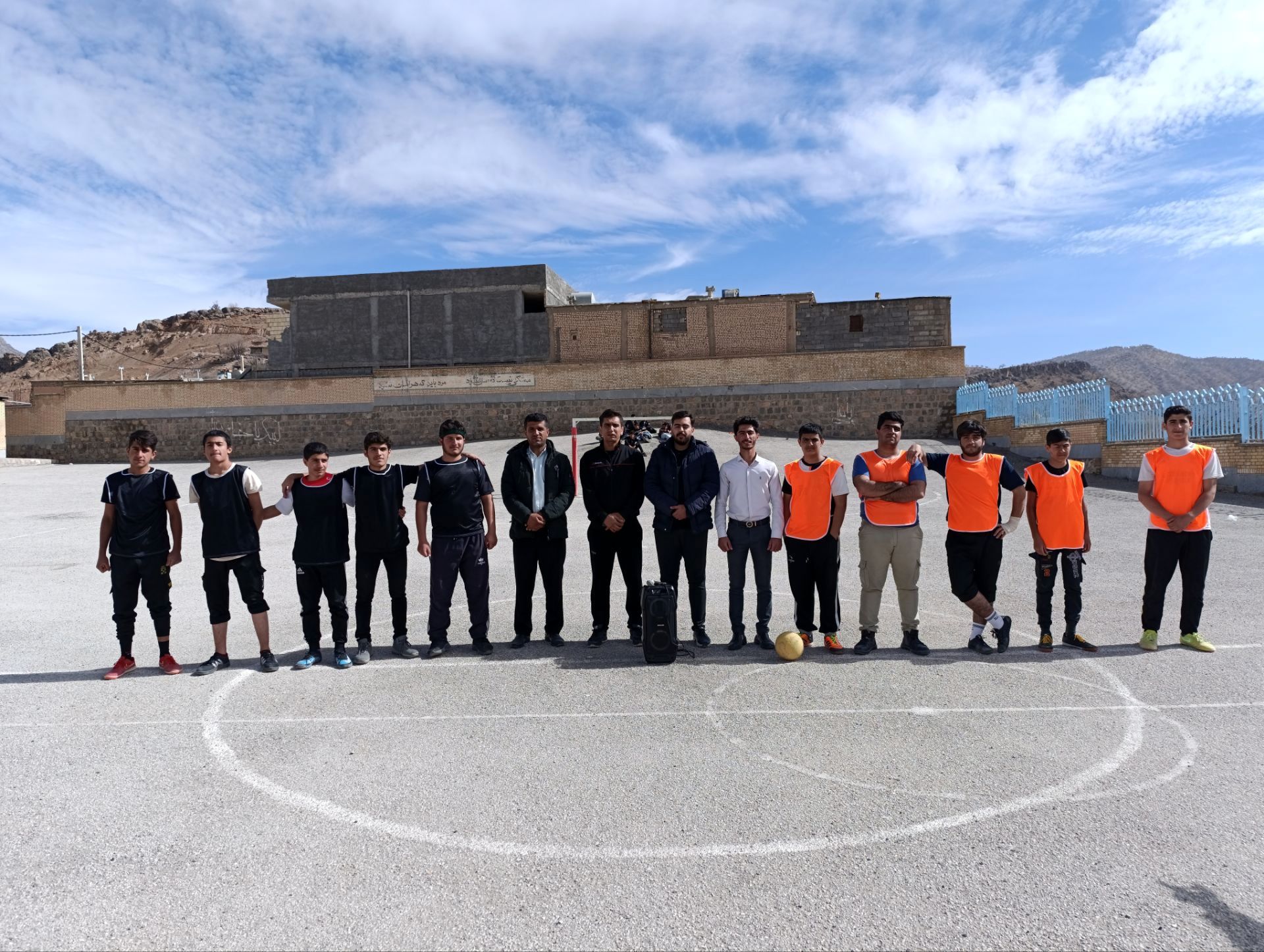 مسابقات فوتبال در روستای رفن با هدف ایجاد نشاط  و همبستگی برگزار می‌شود 