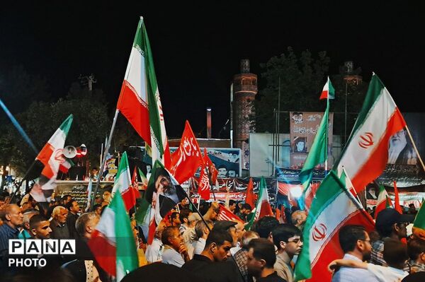 نمایش واقعی پهپادهای کرار و شاهد ۱۳۶ در اجتماع بزرگ مردمی شهرستان شیروان
