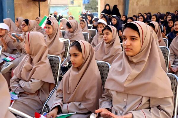 مراسم جشن ملی عاطفه‌ها در دبیرستان دخترانه شهید دکتر پاکنژاد یزد 