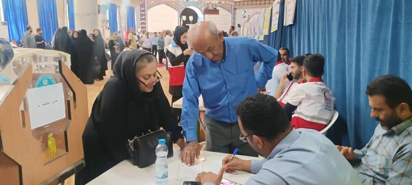 برپایی میز خدمت ادارات در مصلای نماز جمعه شهرستان محمودآباد