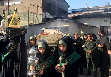 حضور پرشور دانش‌آموزان مدارس محمودآباد در مراسم وداع با شهید گمنام