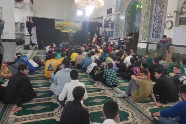 اعتکاف دانش آموزی در مسجد حضرت ابوالفضل قیامدشت
