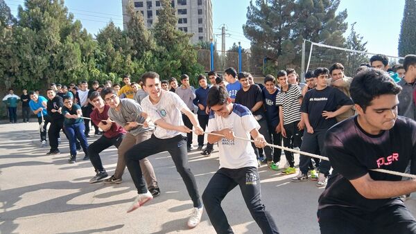 برگزاری مسابقات ورزشی دبیرستان معلم ساوجبلاغ در هفته تربیت‌بدنی