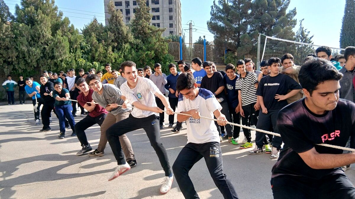 برگزاری مسابقات ورزشی دبیرستان معلم ساوجبلاغ در هفته تربیت‌بدنی