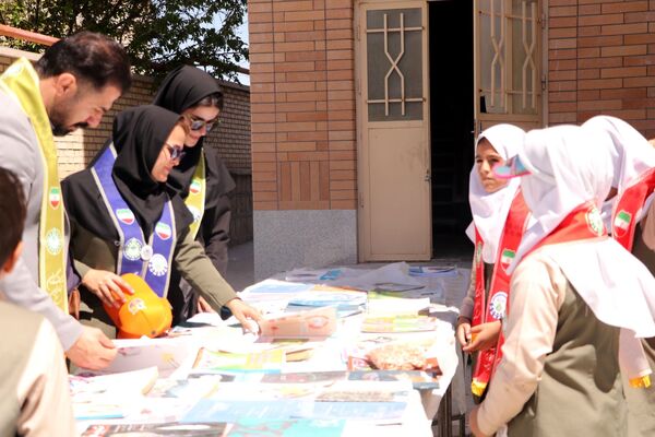 برپایی بازارچه تمام تشکلاتی در دبستان شهید ناصری