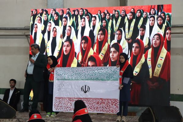 ثبت اثر انگشت هزار دانش‌آموز یزدی پای پرچم ایران