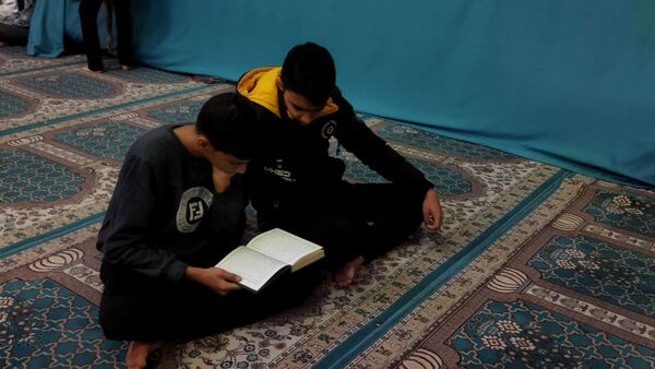 دم دمای اذان و قرائت آیاتی چند از قرآن 
