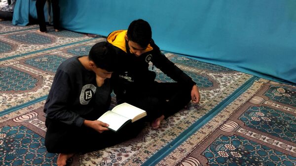 دم دمای اذان و قرائت آیاتی چند از قرآن 