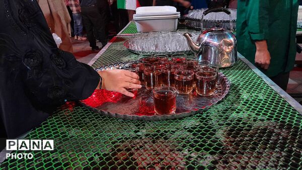 فعالیت چایخانه حضرت زهرا(س) در مسجد جامع نیشابور همزمان با هفته دفاع مقدس