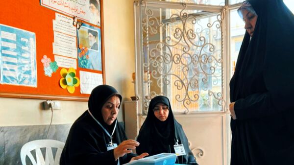 خانواده شهدا پای صندوق‌های رأی حضور پیدا کردند