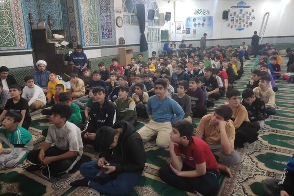 اعتکاف دانش آموزی در مسجد حضرت ابوالفضل قیامدشت