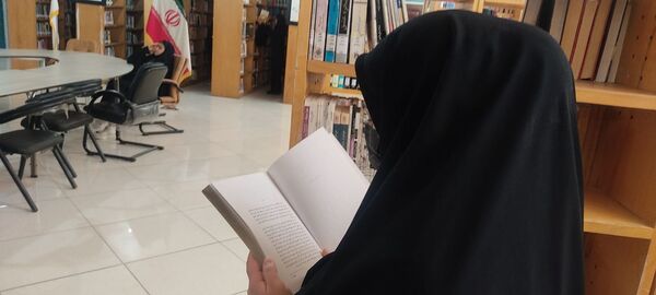 بازدید دانش‌آموزان دبیرستان امام حسین‌(ع) دوره دوم از کتابخانه عمومی شهر