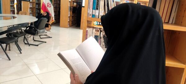 بازدید دانش‌آموزان دبیرستان امام حسین‌(ع) دوره دوم از کتابخانه عمومی شهر
