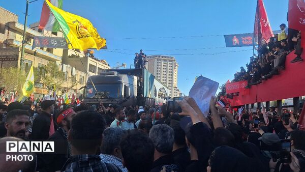 بدرقه ابدی در پناه خورشید؛ وداع اشک‌بار مشهدی‌ها با پیکر رهبر شهید