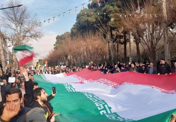 قابی دیدنی از خروش مردم کرج در محکومیت اقدامات جنایتکارانه اغتشاشگران و تروریست‌های مسلح