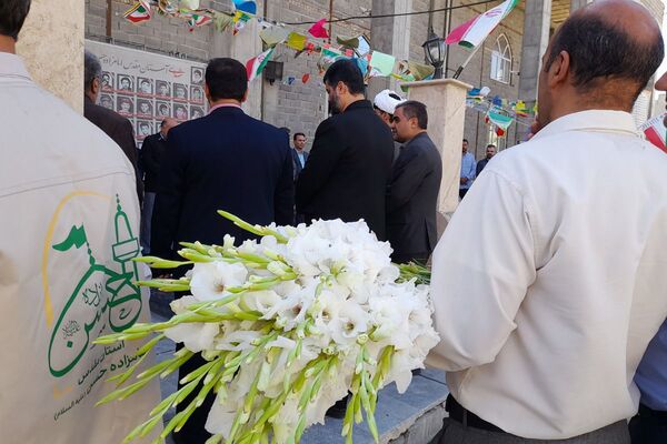 غبارروبی مزار شهدا در امام زاده حسن(ع) نسیم‌شهر
