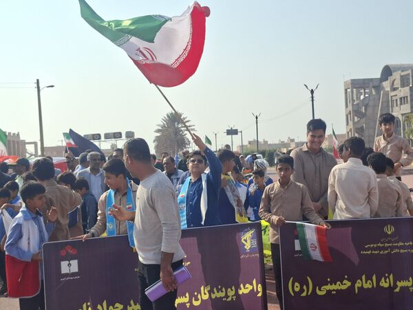 راهپیمایی بزرگ ۱۳ آبان در بوموسی با حضور پرشور دانش‌آموزان