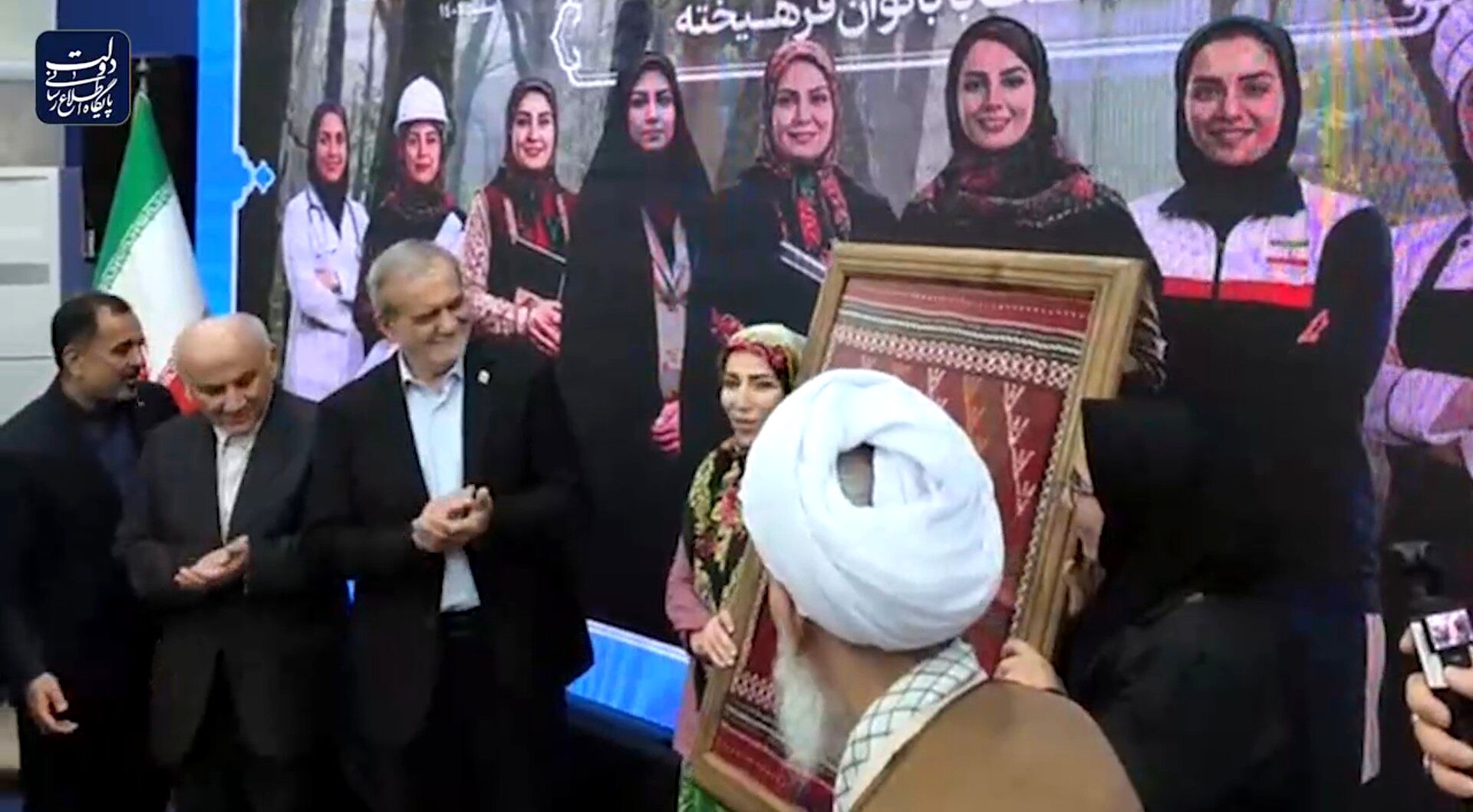 فرش گلیج مازندرانی، هدیه دو هنرمند استان مازندران به رئیس‌جمهور