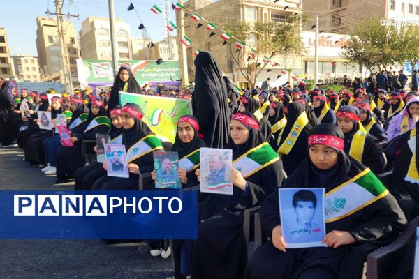 اجرای طرح «لاله‌های روشن» در دبیرستان هیات امنایی فرزانگان با هدف ترویج فرهنگ ایثار