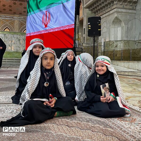 فریادِ ایستادگی از دلِ مرقد امام؛ دانش‌آموزان با سرود باید برخاست پیام مقاومت را ابلاغ کردند
