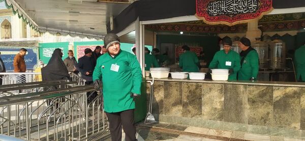حضور خادمان اصفهانی در چایخانه امام رضا«ع» مشهد