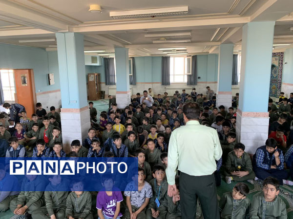 نشست صمیمی پلیس با دانش‌آموزان مدرسه شهدای غزه قم
