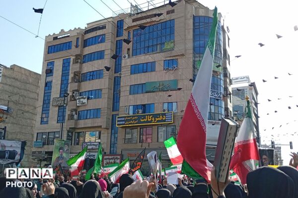 حضور مردم شهرستان رباط‌کریم برای بیعت با سومین رهبر انقلاب