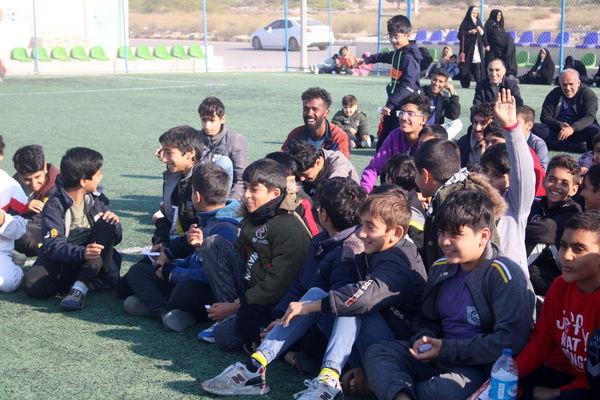 پیاده‌روی خانوادگی در روستای هلیله شهرستان بوشهر 