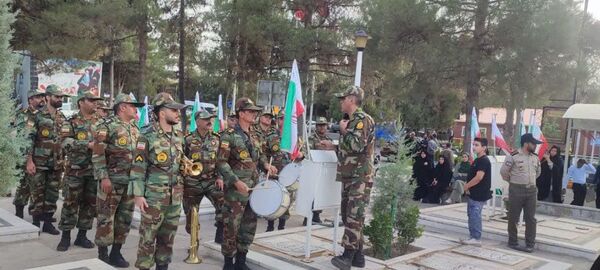 عطرافشانی گلزار شهدا توسط دانش‌آموزان مشهدی