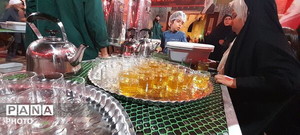 صد و هفتاد و سه شب عطر چای و کرامت؛ «چایخانه حضرت زهرا (س)» همچنان میزبان دل‌های بی‌قرار