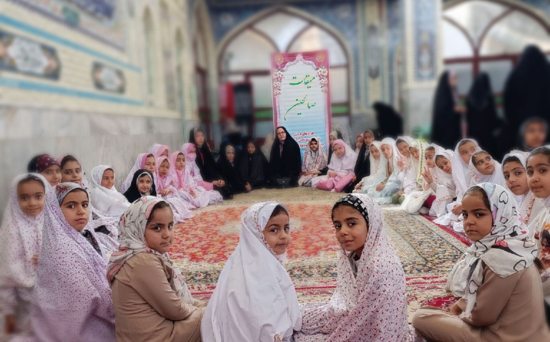 میقات صالحین دانش‌آموزی بن؛ آغازگر برنامه‌های هفته بسیج در مصلی نماز جمعه بود