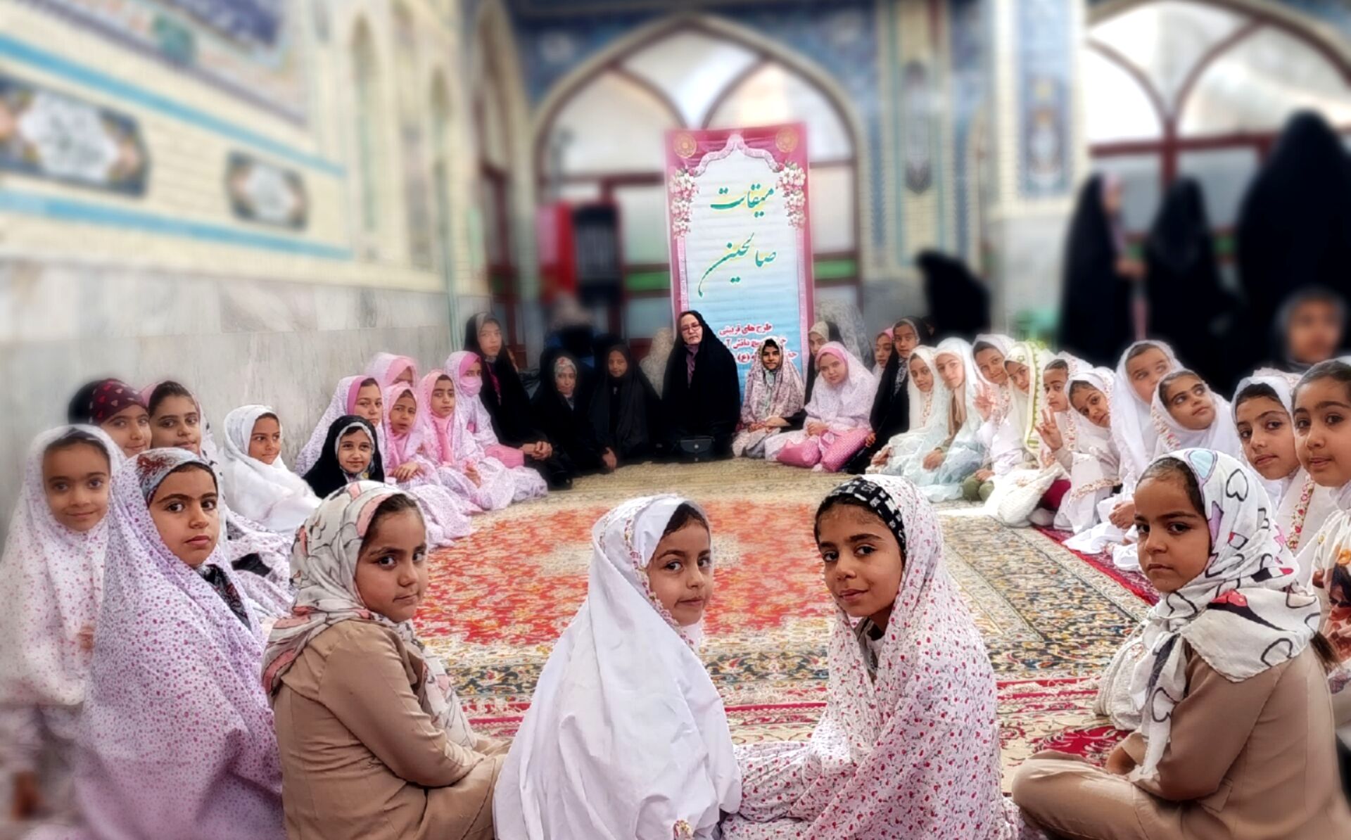 میقات صالحین دانش‌آموزی بن؛ آغازگر برنامه‌های هفته بسیج در مصلی نماز جمعه بود