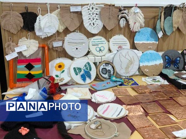 نمایشگاه دست‌سازه‌های هنری در دبیرستان علی افشارنژاد
