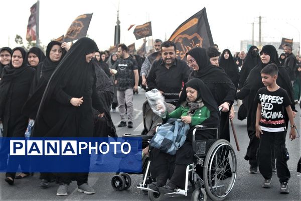 آیین پیاده‌روی اربعین حسینی در بلوار پیامبر اعظم(ص) قم