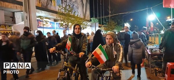 تجمع شهروندان در چهلم کودکان میناب کنار دیوارنگاره میدان انقلاب