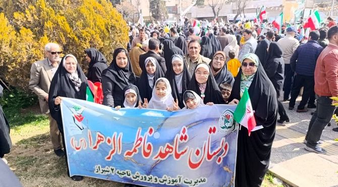 حضور پرشور و هیجان دانش‌آموزان و والدینشان در راهپیمایی ۲۲ بهمن 