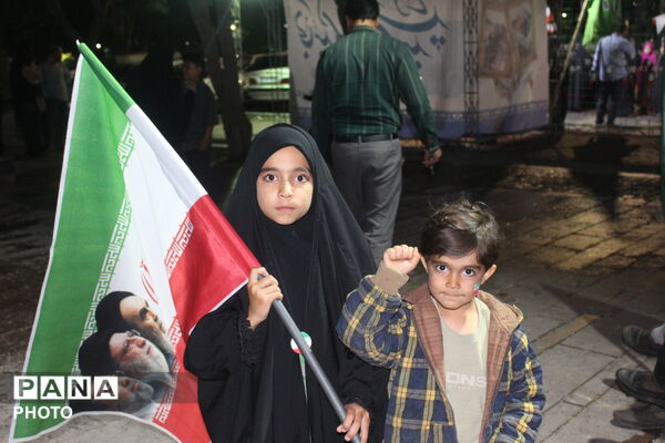 حضور نوجوانان در شب بارانی کرمان