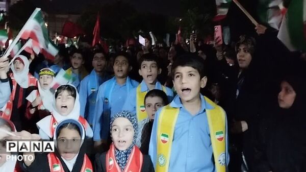 اجرای  سرود حماسی «باید برخاست» توسط دانش‌آموزان پیشتاز ساوجبلاغ