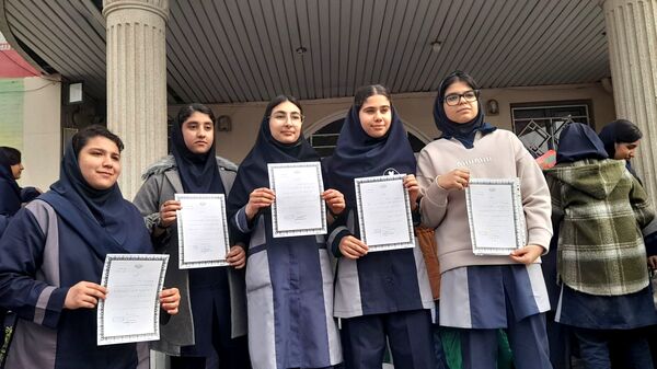 حضور حماسی دانش‌آموزان «شهدای فرهنگی ۲» در جشن سالگرد پیروزی انقلاب اسلامی  