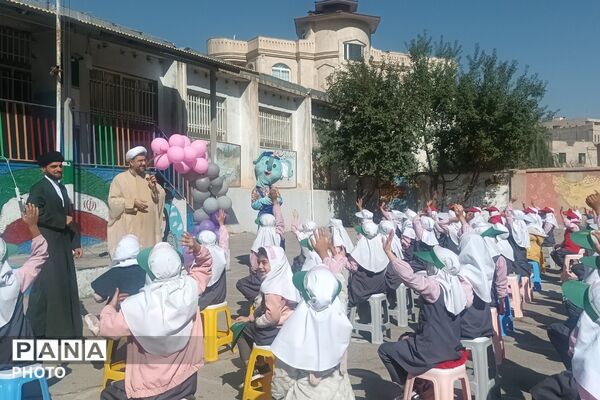 نمایش شاد کودکانه با حضور «عمو اخوان» در دبستان بنت‌الهدی فیروزکوه