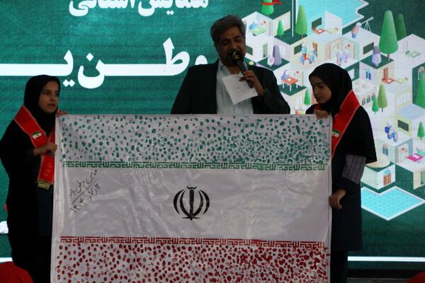 ثبت اثر انگشت هزار دانش‌آموز یزدی پای پرچم ایران