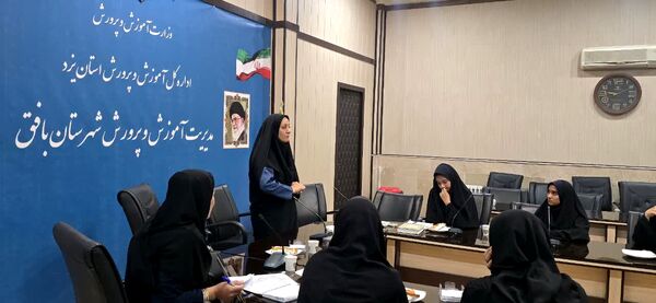 نشست مدیر آموزش‌ و پرورش با اعضای شورای دانش‌آموزی متوسطه اول