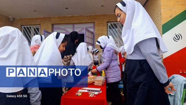  بازارچه آثار دانش آموزان پایه ششم مدرسه فاطمه الزهرا(س) به مناسبت هفته «ماها»